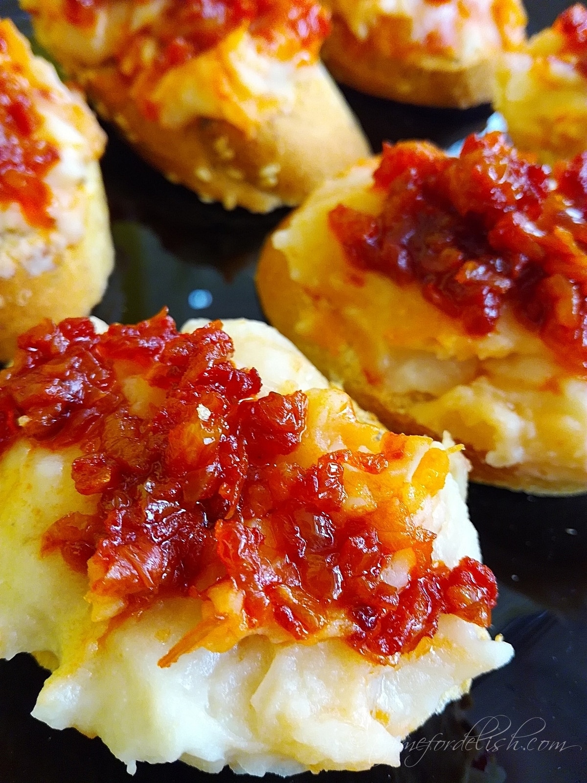 white bean crostini bites